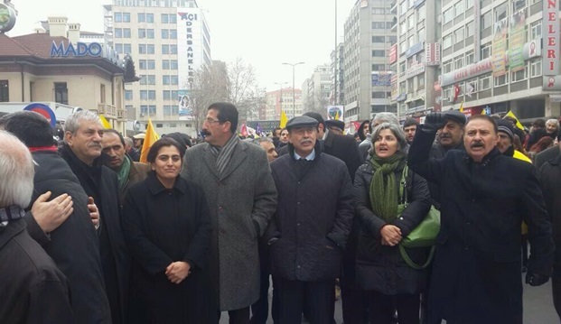 Açlık grevindeki HDP'li vekiller emekçilerin grevine destek verdi