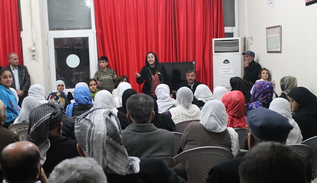 Adana'da adaylar seçim çalışmaları kapsamında halkla buluşuyor