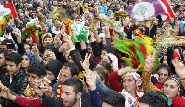 HDP'li adayları Germencik'te yağmur altında binler karşıladı