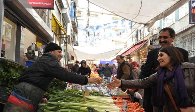 HDP'li adaylar Fatih'te halkla buluştu