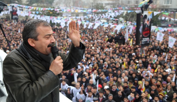 "Ellerimiz kırılsaydı da oy vermeseydik dememeniz için burdayız"